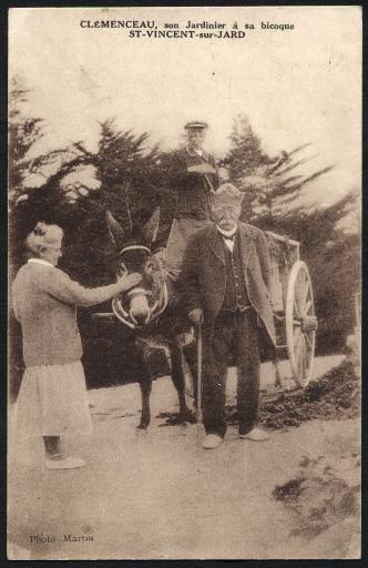 Georges Clemenceau : avec son jardinier et une femme à sa "bicoque" de Saint-Vincent-sur-Jard (vue 1), portrait photographique par un atelier parisien "Dix-Paris" (vue 2).